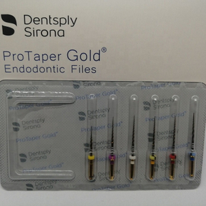 DSB Sirona emballant des fichiers endodontiques en or protaper